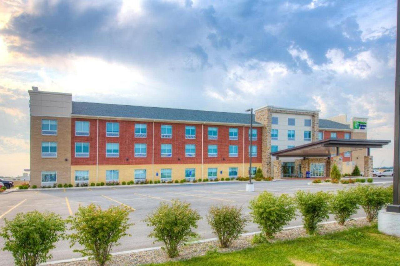 Holiday Inn Express & Suites - Remington By Ihg Екстериор снимка