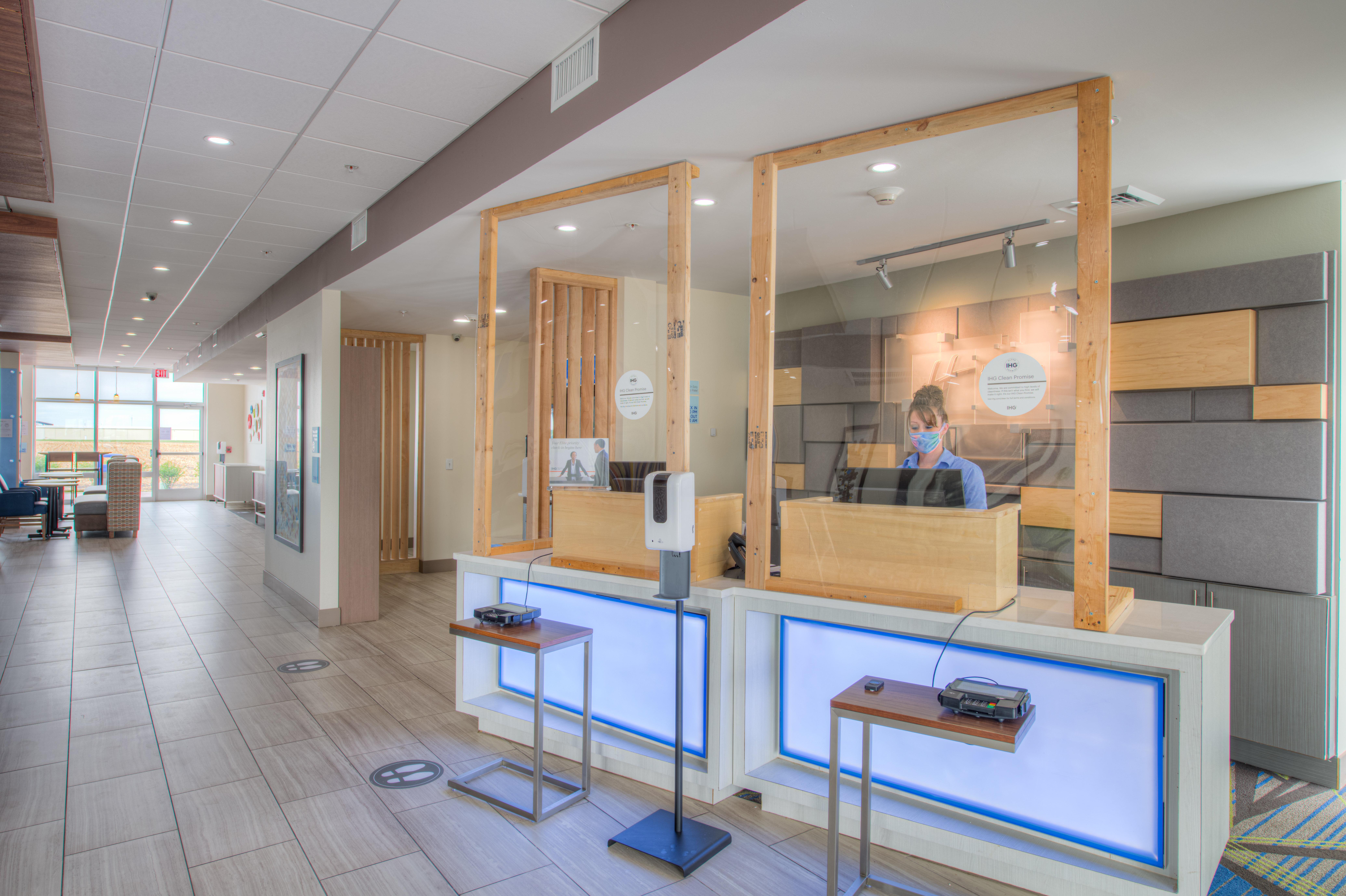 Holiday Inn Express & Suites - Remington By Ihg Екстериор снимка