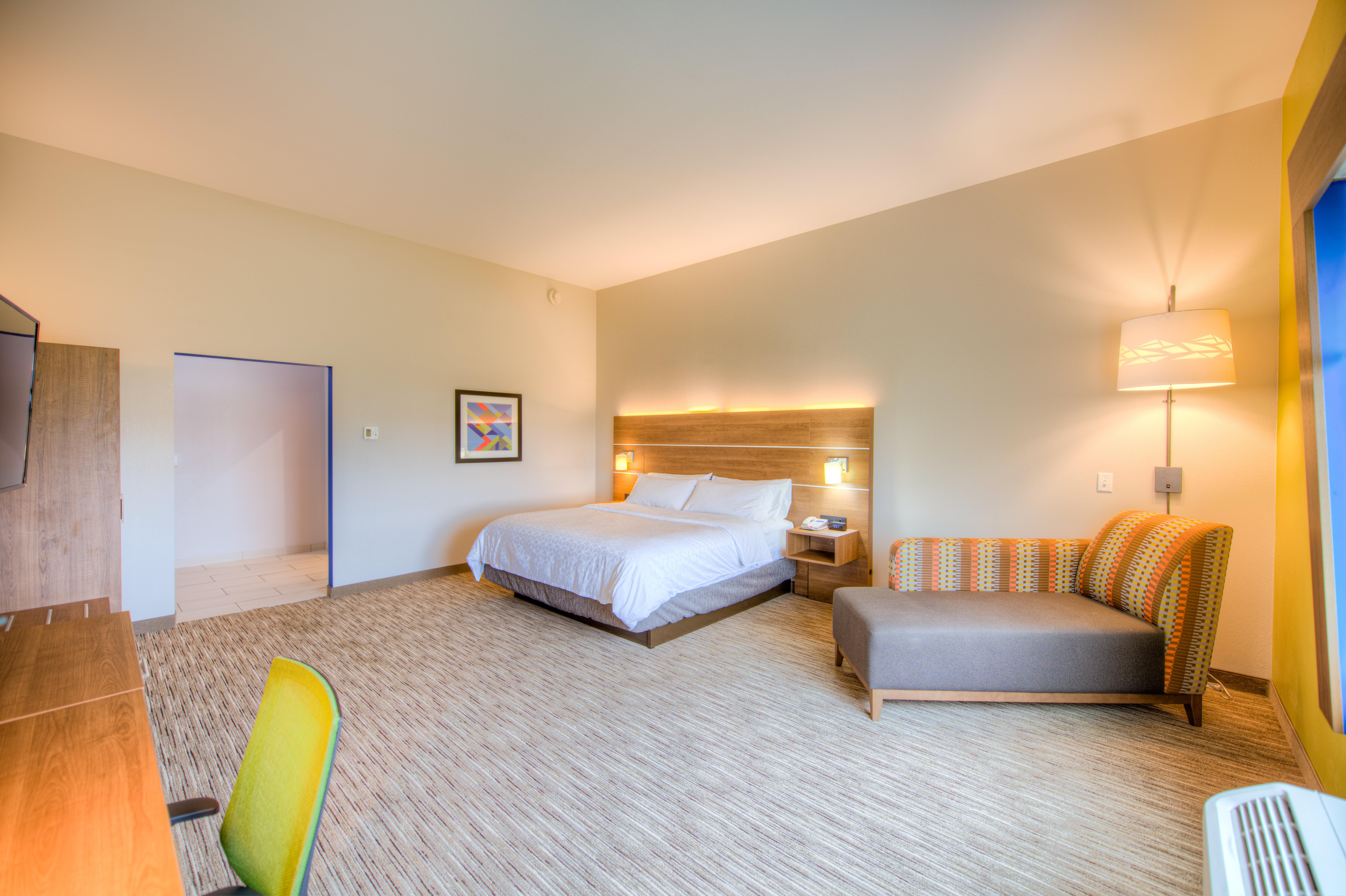 Holiday Inn Express & Suites - Remington By Ihg Екстериор снимка